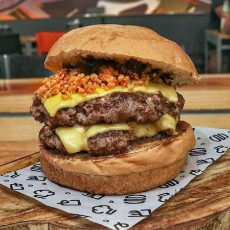 Hambúrguer Duplo com Queijo e Bacon 2